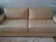 Светло-бежевый кожаный диван