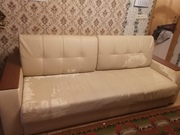 Светлый диван в гостиную